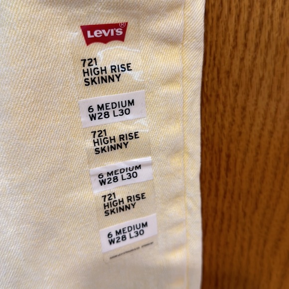 NWT 721 High-rise skinny jeans. Levi’s. Yellow. Size 6 medium. W28 L30 - Picture 5 of 7